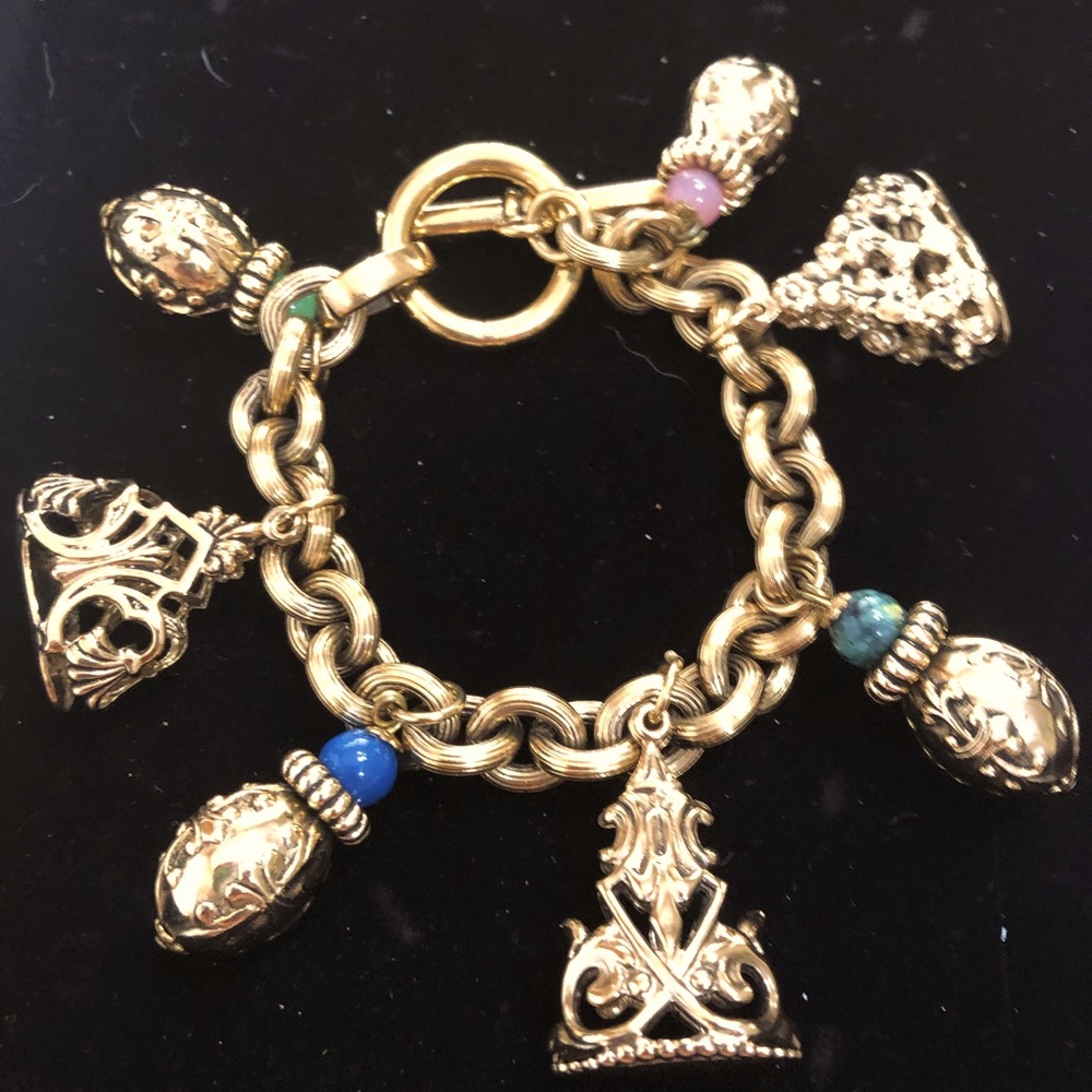 Women bracelet beautiful  bracelet on a gold metal that never tarnish.